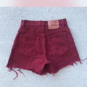 Vintage Levi’s 550 highwaisted shorts. Would fit size 25/26.